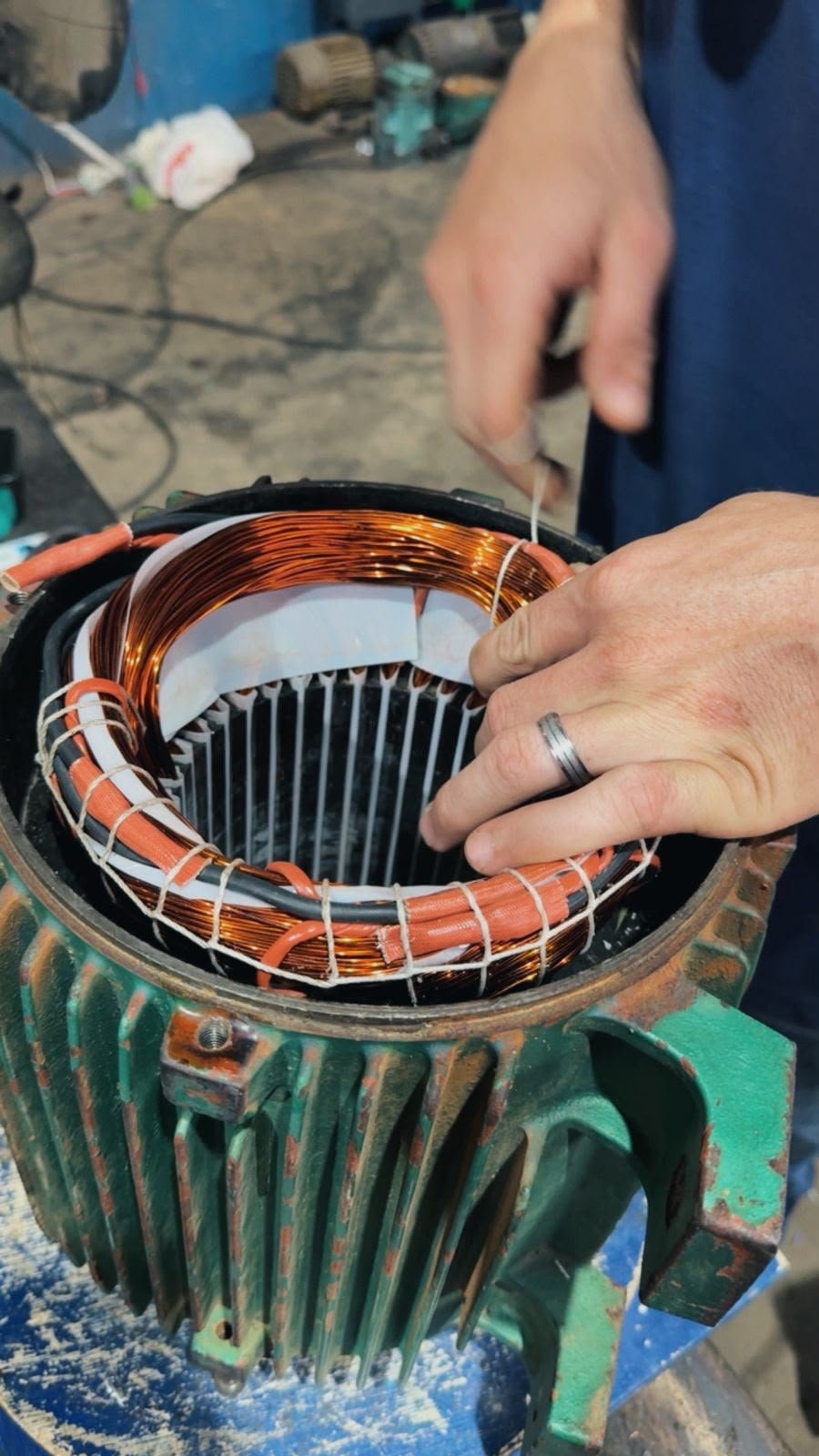 Motor elétrico em rebobinamento